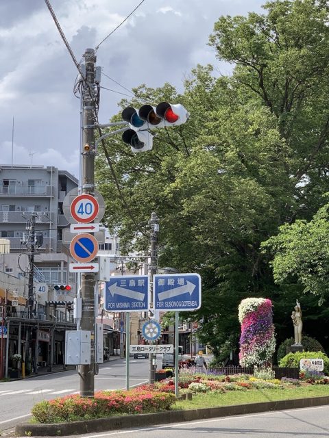 愛染院跡の溶岩塚　花のオブジェ　フォトスポット　花のまちフェア